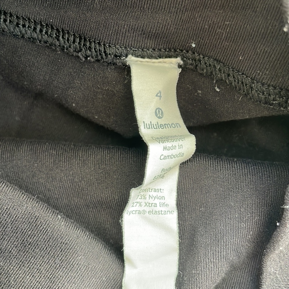 SOLD Black scalloped hem and mesh accent detailing Lululemon leggings size 4 - Picture 3 of 5